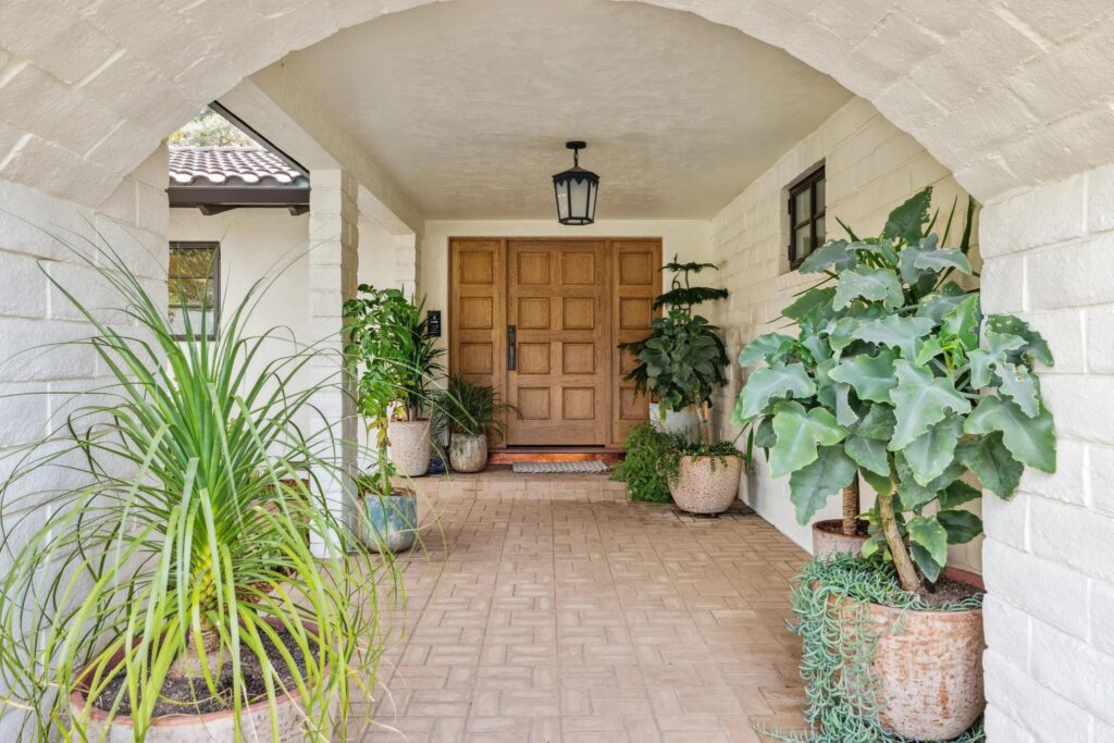 Front entrance. (Cindy Loughridge)