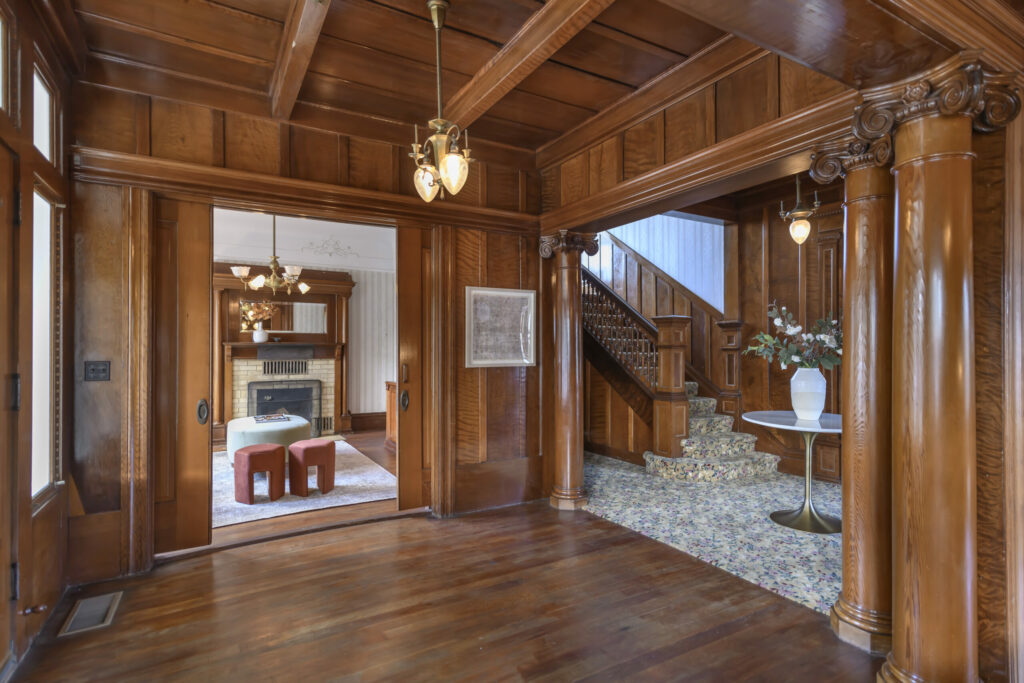 Foyer. (RavePhoto.com)