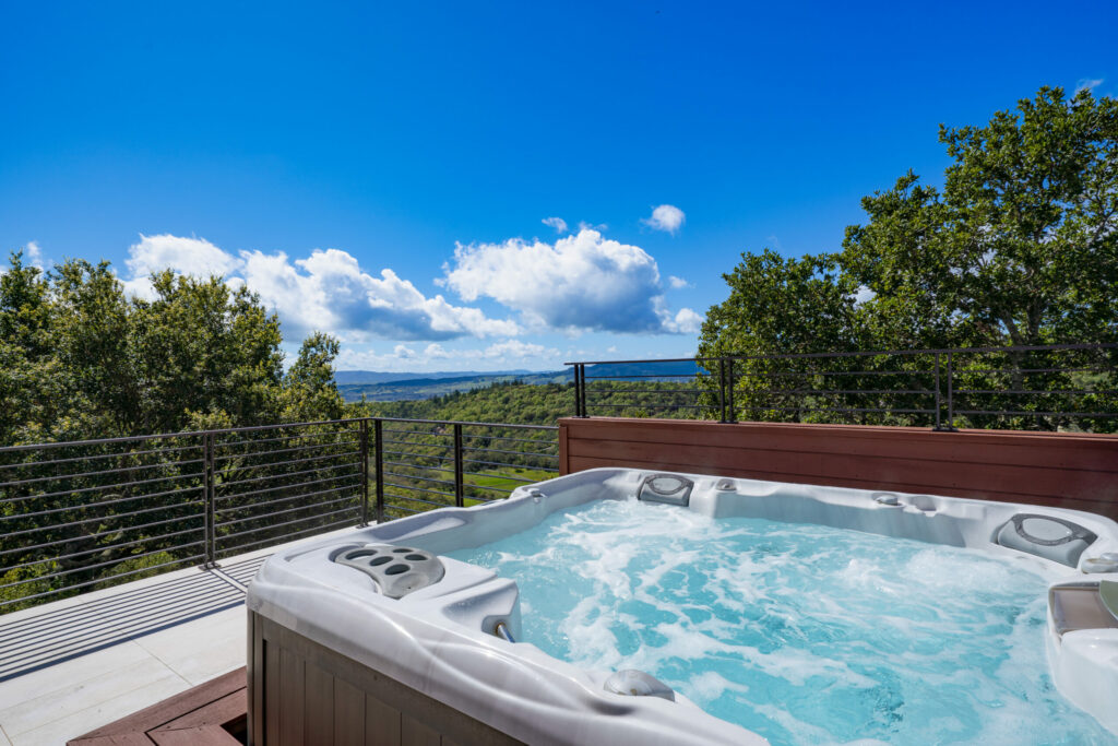Jacuzzi. (Ned Bonzi / Sotheby’s International Realty)