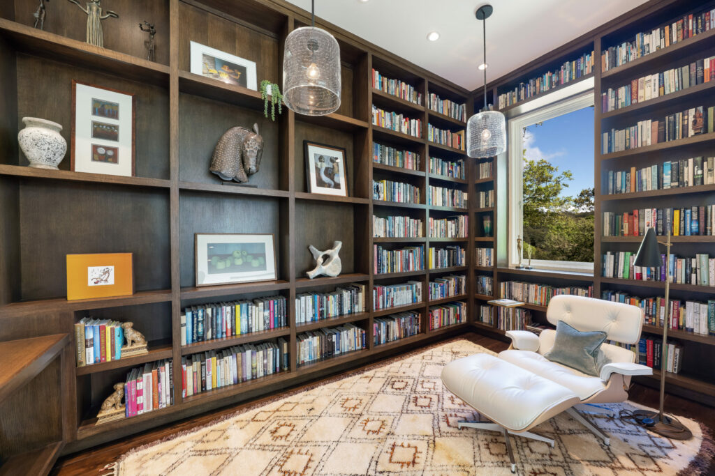 Library. (Ned Bonzi / Sotheby’s International Realty)