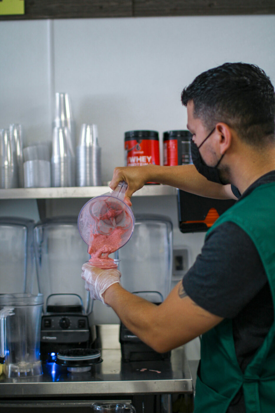 Julio Heredia makes a healthy dish at El Huerto Fresh Bites on July 3, 2023. (Aimee Chavez/Aimee's Gallery)
