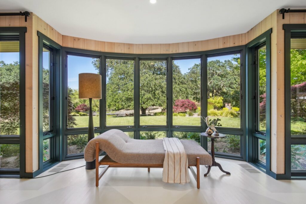 Settee by garden views. (Zillow Media Experts / Sotheby’s International Realty)