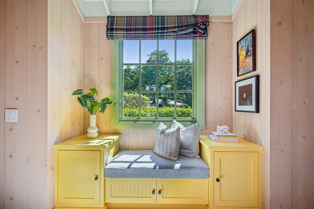Built-in bench. (Zillow Media Experts / Sotheby’s International Realty)