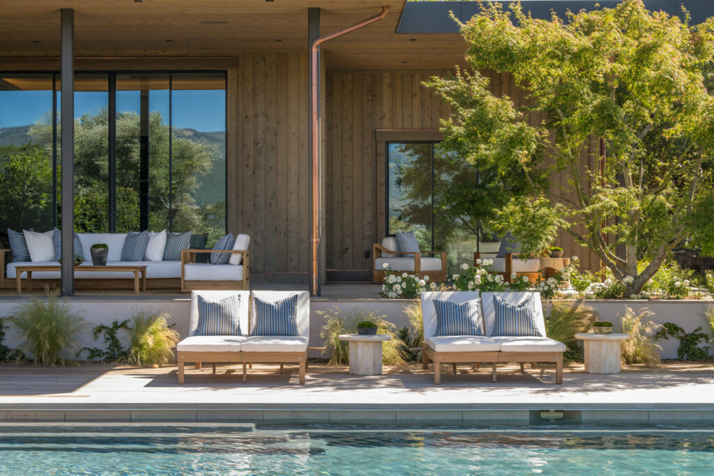Poolside seating. (CS Photography / Sotheby’s International Realty)