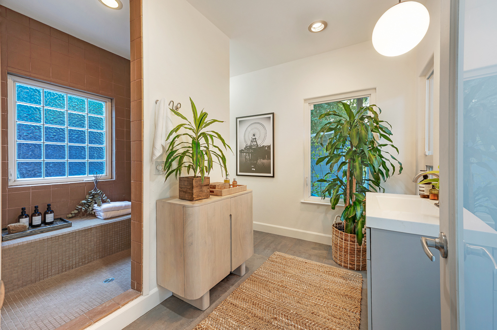 Bathroom (Jim Nevill Productions)