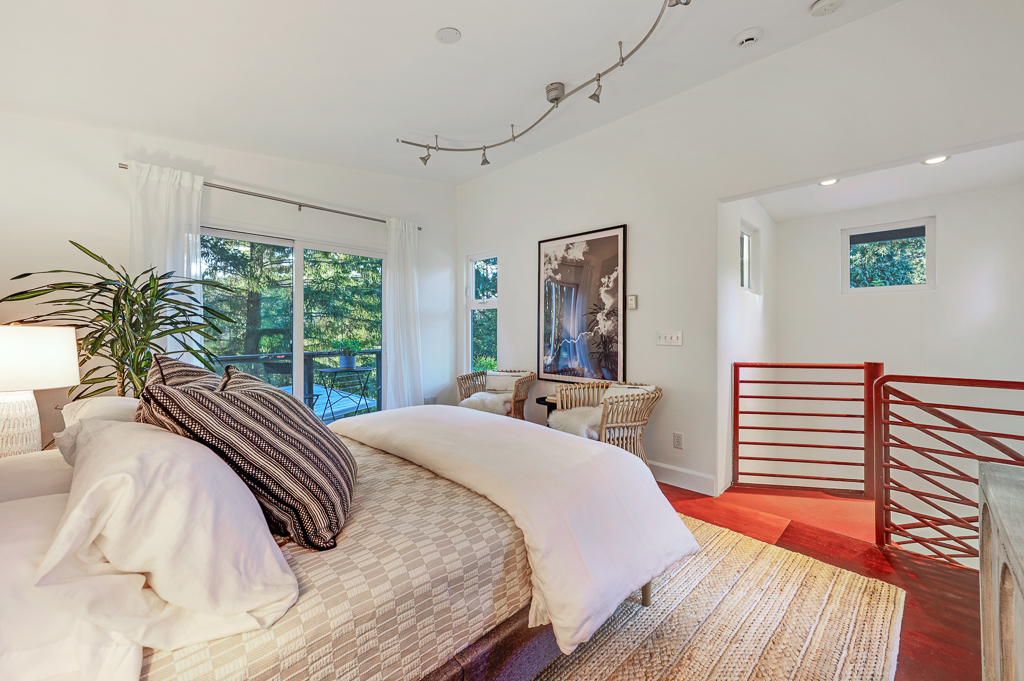 Bedroom and balcony. (Jim Neville Productions)