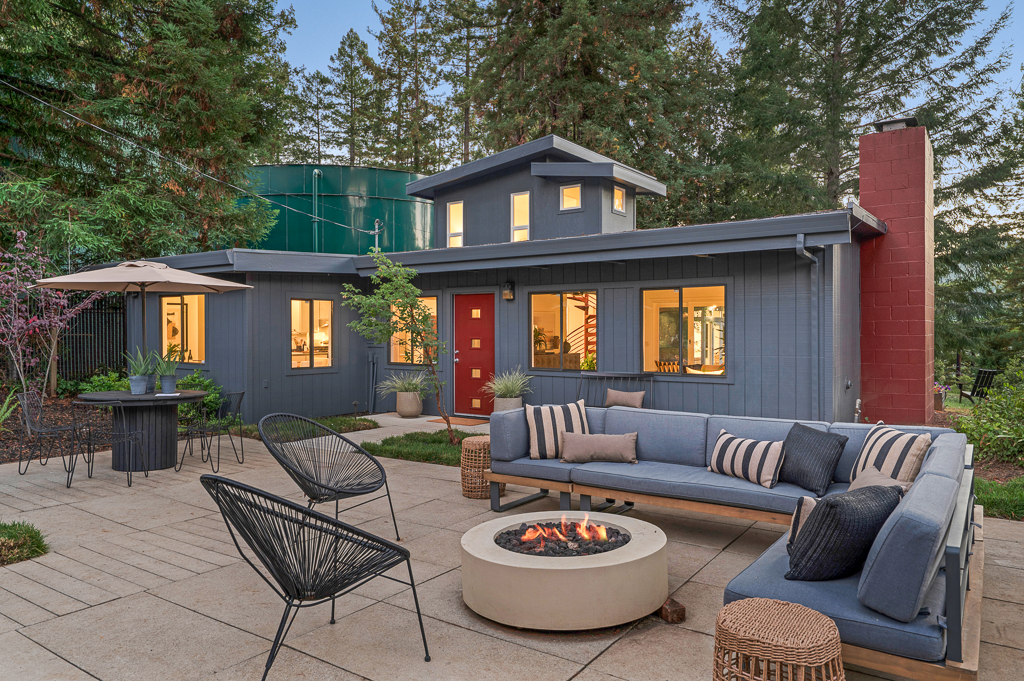 Front yard seating area and fire pit. (Jim Nevill Productions)