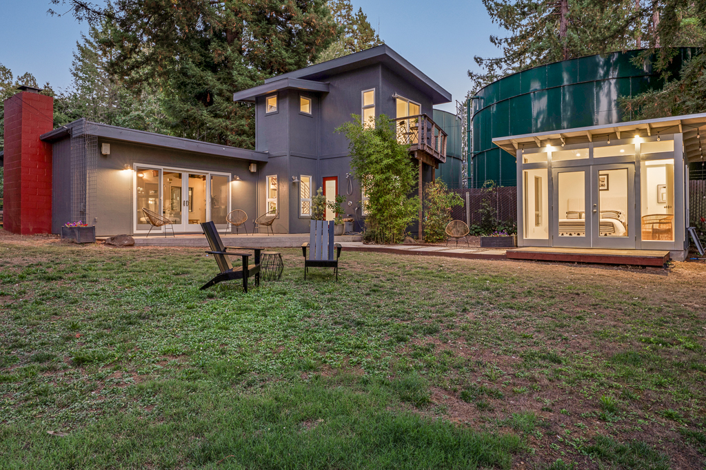 Backyard and guest house. (Jim Nevill Productions)