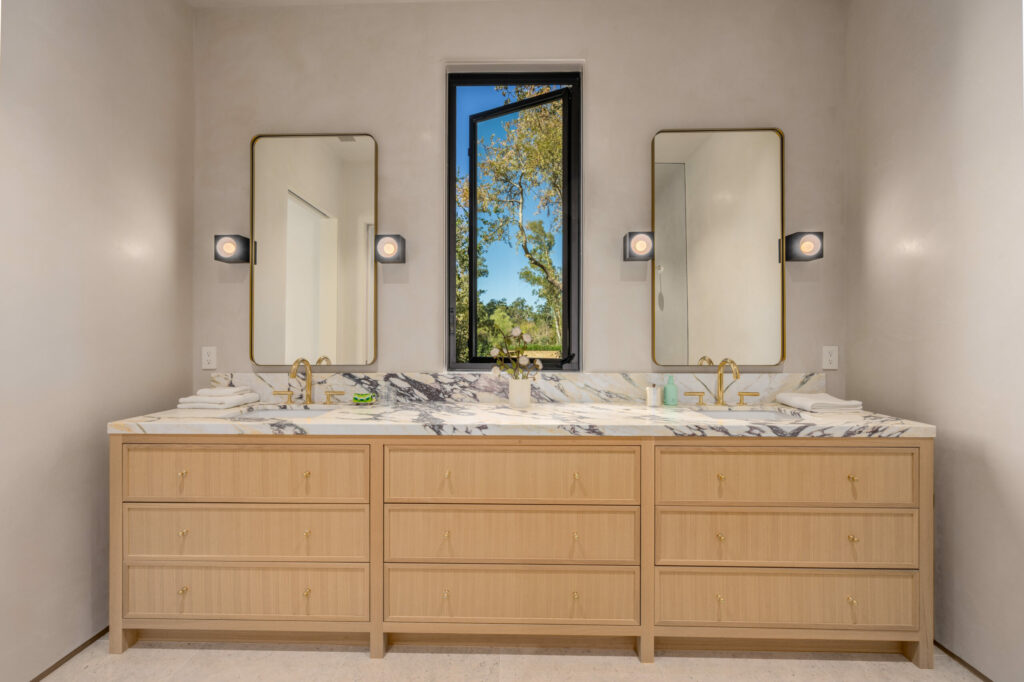 Bathroom. (CS Photography / Sotheby’s International Realty)