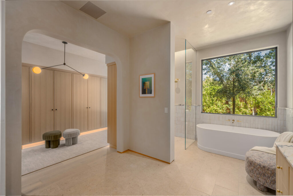 Bathroom and dressing room. (CS Photography / Sotheby’s International Realty)