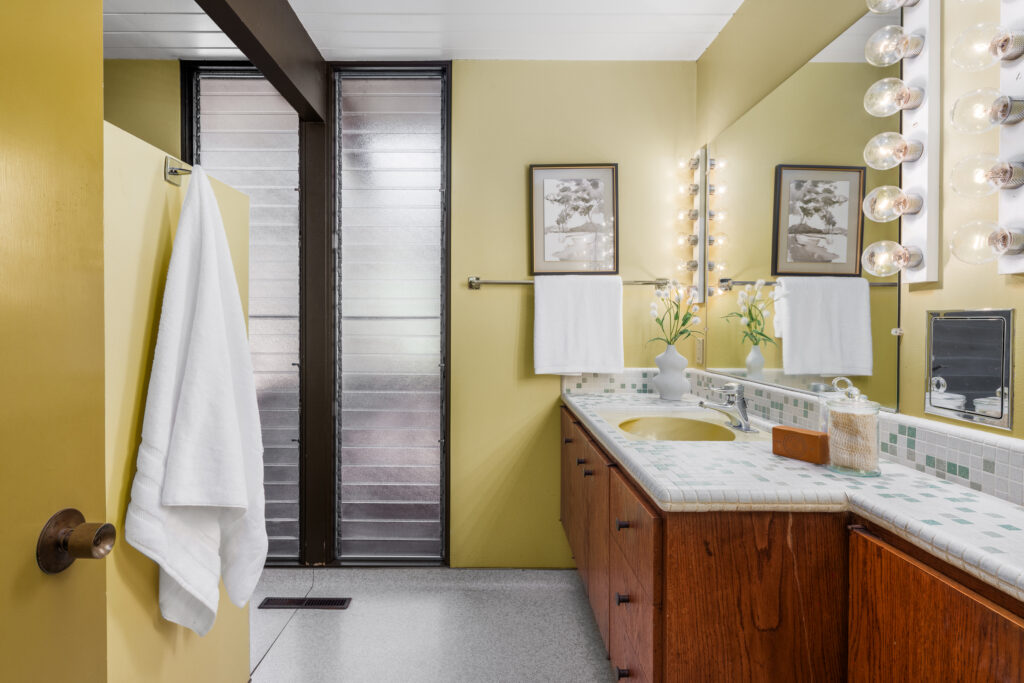 Bathroom. (Jan Pechbrenner / Liftec Media)
