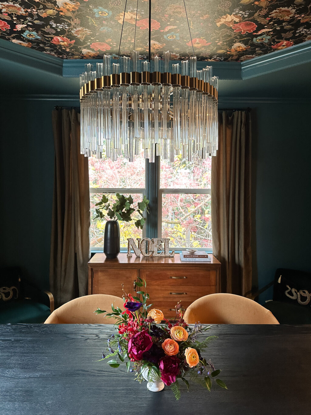 In Andrea Halkovich’s dining room, she uses only a vibrant arrangement and a seasonal sentiment on the buffet. (Andrea Halkovich)