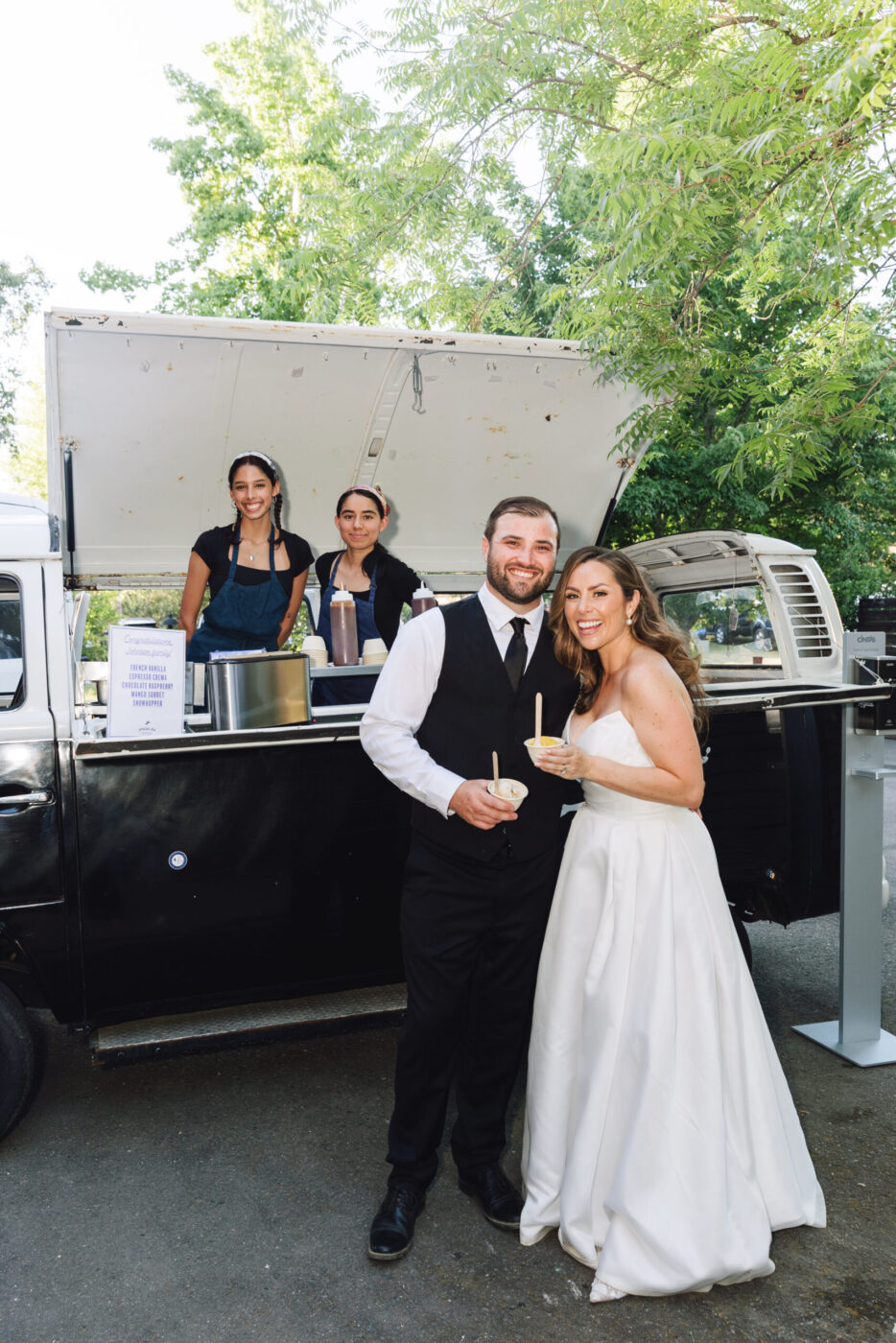 At Alexis and Cody's wedding, guests enjoyed cool treats served from a vintage Volkswagen truck by Angela’s Organic Ice Cream. (Ashley Carlascio)