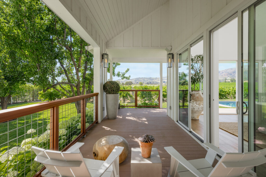 Wraparound porch. (Jan Pechbrenner / Liftec Media)