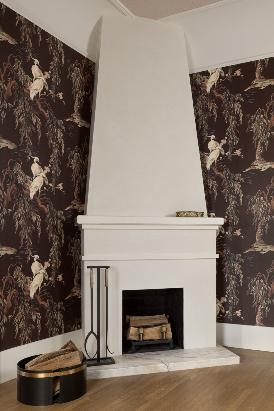 Halkovich had the fireplace refinished in a modern Tadelakt. The fire grate and accessories were provided by Coverdale-based fine art furnishings crafters Tuell and Reynolds. (Tim Coy)