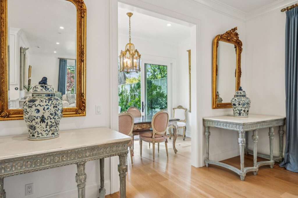 Entryway to the dining room. (Open Homes Photograpy)