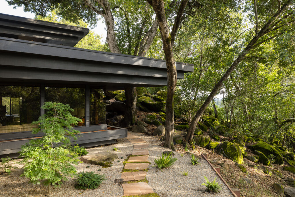 Exterior and grounds. (Peter Lyons Photography)