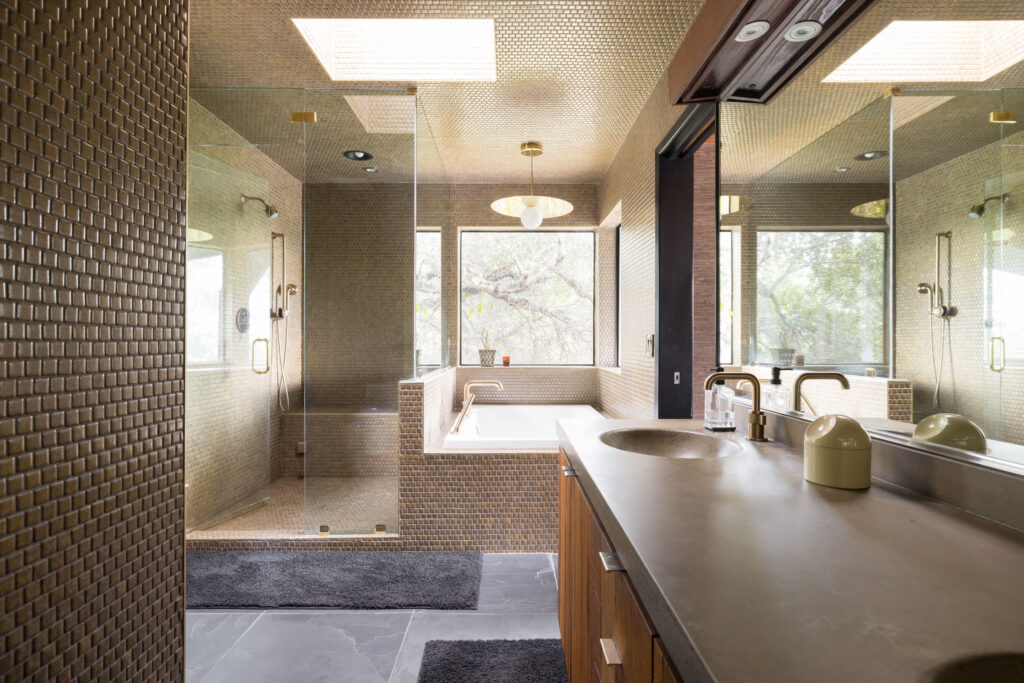 Bathroom. (Peter Lyons Photography)