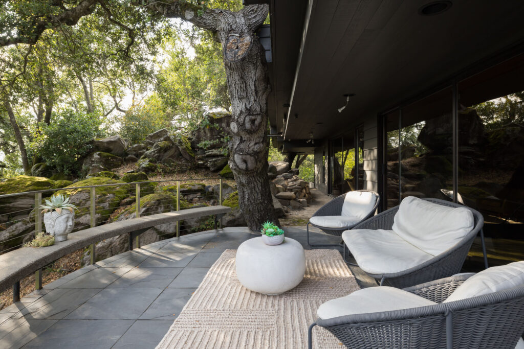 Outdoor patio. (Peter Lyons Photography)