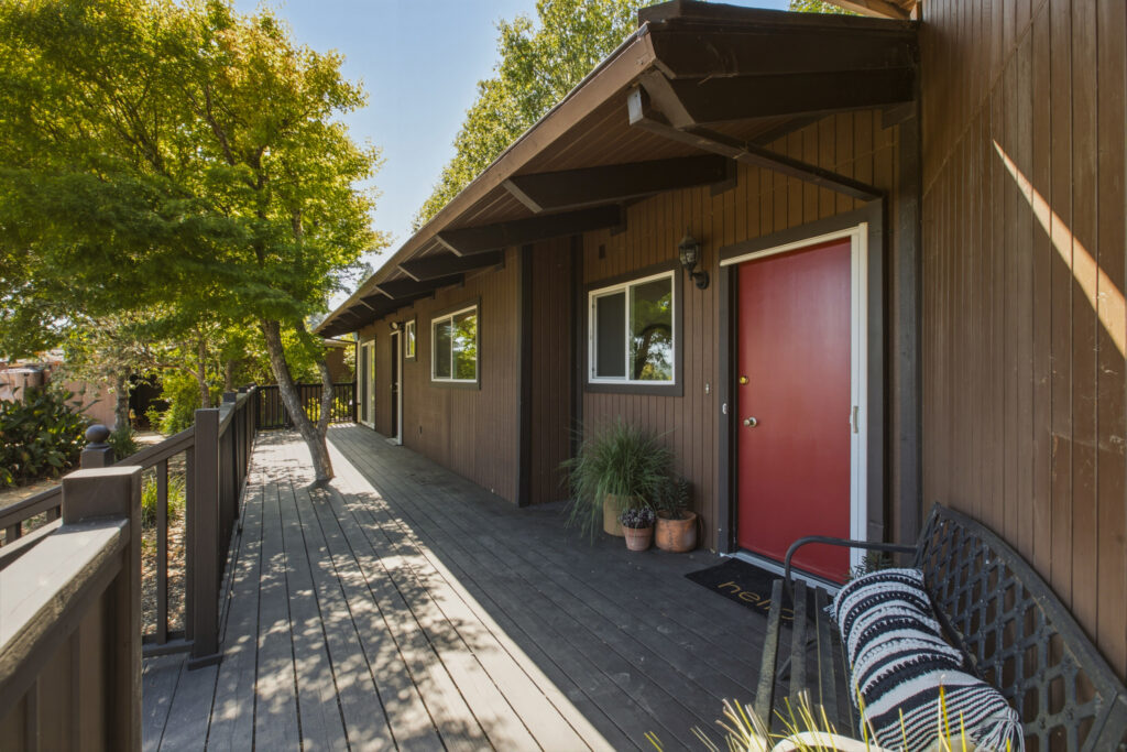 Front door. (Sarah Colegrove / Bravari Real Estate Media)