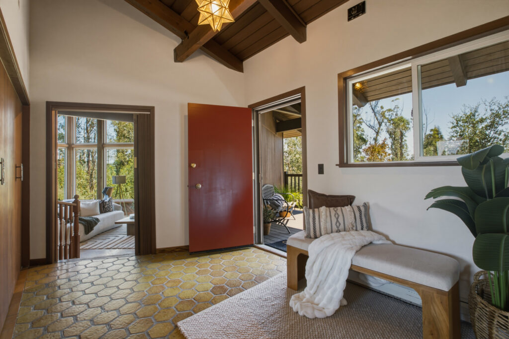 Entryway. (Sarah Colegrove / Bravari Real Estate Media)