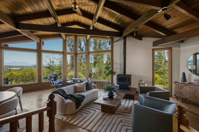 Great room. (Sarah Colegrove / Bravari Real Estate Media)