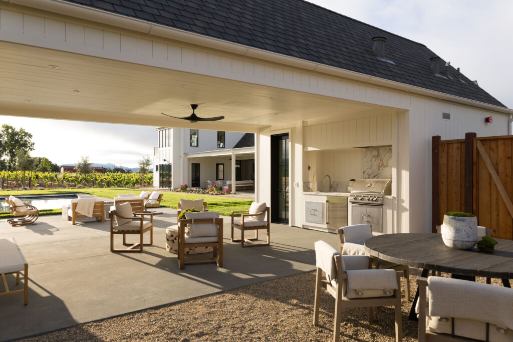 Outdoor kitchen. (Peter Lyons Photography)