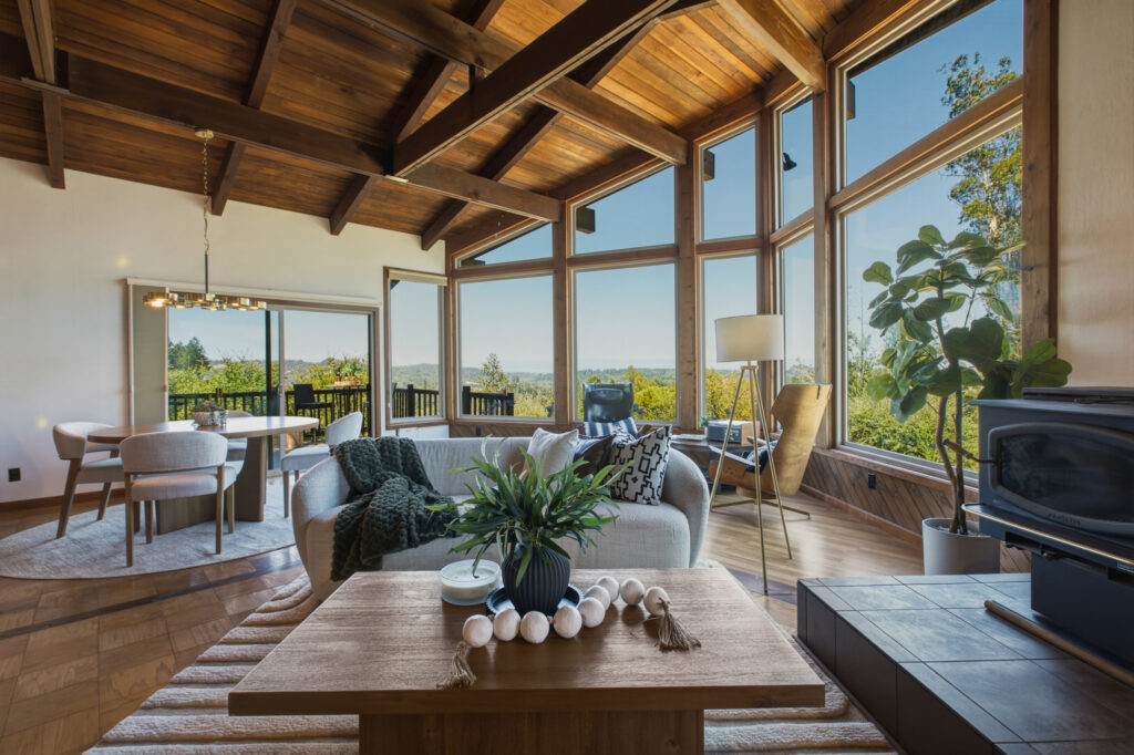 Great room. (Sarah Colegrove / Bravari Real Estate Media)
