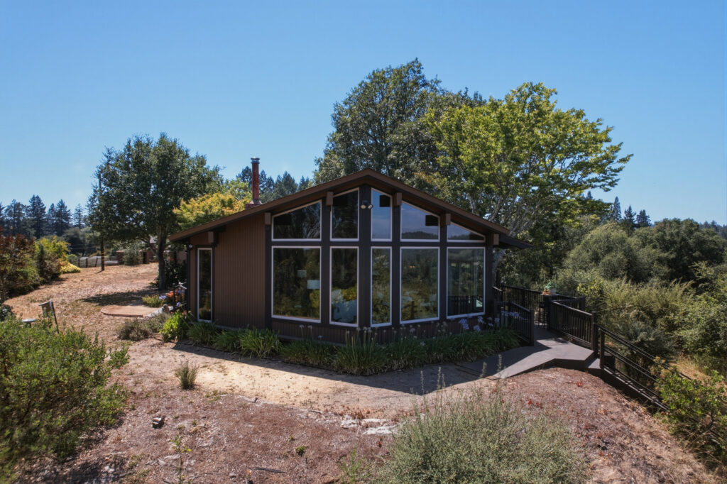 This Forestville home— built by the family that resided there for 50 years—recently hit the market for $995,00. It went into contract within a day. (Sarah Colegrove / Bravari Real Estate Media)